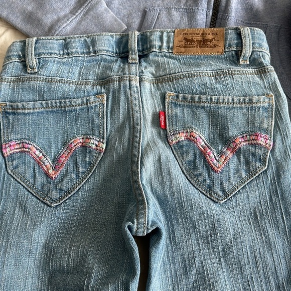 7/8 Levi Strauss, zip up hoodie and Levi’s capris size 8 Size - Picture 7 of 12